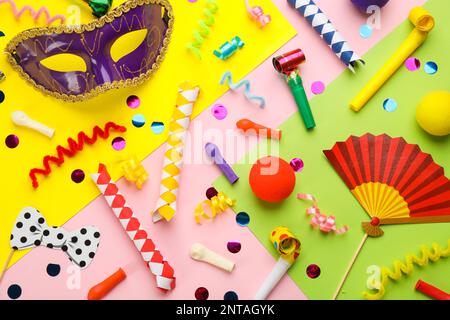 Composition Flat Lay avec éléments de carnaval sur fond de couleur Banque D'Images