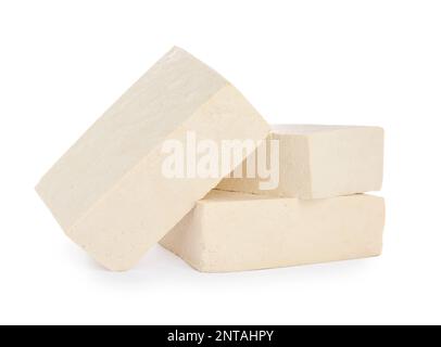 Blocs de délicieux tofu cru sur fond blanc Banque D'Images