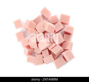 Cubes de saucisse bouillie savoureuse sur fond blanc, vue du dessus Banque D'Images