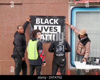 Oak Park, Illinois, États-Unis. 27 février 2023. Les manifestants se rassemblent au corniner de Lake Street et d'Austin Boulevard pour se souvenir de Trayvon Martin. Banque D'Images