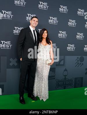 Paris, France. 27th févr. 2023. Paris, France, 27 février 2023 : Villa Aston et gardien de but argentin Emiliano Martínez avec sa femme Amanda arrive aux meilleurs prix FIFA football 2022 à la salle Pleyel à Paris, France. (Daniela Porcelli/SPP) crédit: SPP Sport presse photo. /Alamy Live News Banque D'Images