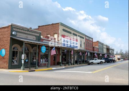 Plains, États-Unis. 27th févr. 2023. Les drapeaux américains sont accrochés le long de la rue main, dans les plaines de Géorgie, pour célébrer la vie de Jimmy carter, dans les plaines, en Géorgie, lundi, 27 février 2023. L'ancien président américain Jimmy carter, le plus ancien président vivant à l'âge de 98 ans, reçoit maintenant des soins palliatifs de fin de vie chez lui à Plains, en Géorgie. Photo par Anthony Stalcup/UPI crédit: UPI/Alay Live News Banque D'Images