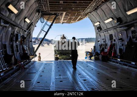 Camp Pendleton, Californie, États-Unis. 7th févr. 2023. Un aviateur américain du 9th Airlift Squadron, 436th Airlift Wing Air, Mobility Command, guide les États-Unis Marines avec 5th Bataillon, 11th Marine Regiment, 1st Marine Division, pilotant un M142 High Mobility Artillery Rocket System sur un U.S. Galaxie C-5 de la Force aérienne au cours d'un exercice de chargement au camp de la station aérienne du corps des Marines, Pendleton, Californie, février. 7, 2023. Marines et le bataillon ont mené l'exercice afin de répéter la planification et l'exécution d'un peloton autonome sur un C-5. (Image de crédit : © États-Unis Câble de presse Marines/ZUMA Banque D'Images