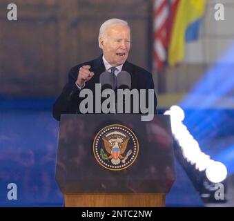 VARSOVIE, POLOGNE – 21 février 2023 : le président Joe Biden prononce un discours sur la guerre en Ukraine dans les jardins du château royal de Varsovie. Banque D'Images