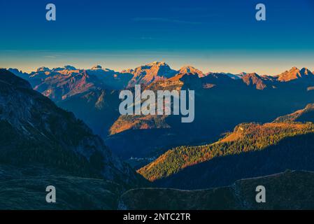 Passo di Giau est un col de haute montagne à une altitude de 2,238m (7 342ft) au-dessus du niveau de la mer, situé dans la province de Belluno, dans la région de Vénétie Banque D'Images