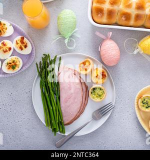 Jambon, asperges et mini quiches pour le brunch de l'Eater servis sur une assiette Banque D'Images