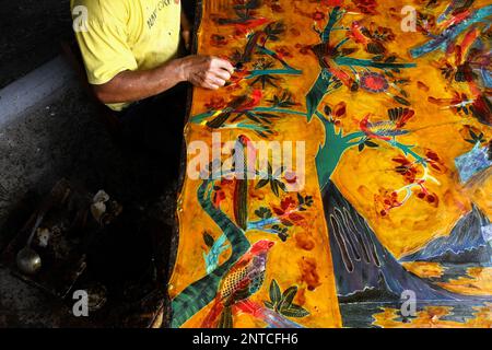Yogyakarta, Indonésie. 27th févr. 2023. Un artisan travaille sur un batik dessiné à la main pour une décoration murale à la galerie Batik Seno, Yogyakarta. Les batiks décoratifs se vendent pour quelque chose entre 150 000 à 3 millions de roupies indonésiennes (environ US$ 10-200) selon la taille et la qualité. La galerie propose également des forfaits d'apprentissage batik pour les touristes étrangers. (Photo par Angga Budhiyanto/SOPA Images/Sipa USA) crédit: SIPA USA/Alay Live News Banque D'Images