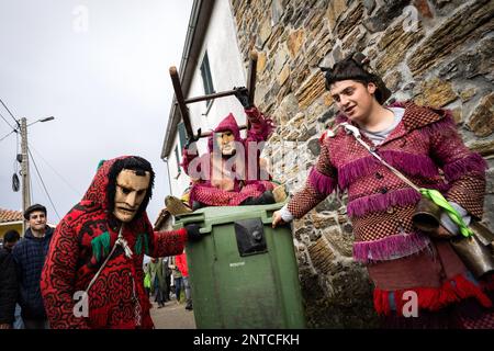 Vila Boa de Ousilhao, Portugal. 21st févr. 2023. Fêtards habillés comme des diables vus pendant la célébration du Carnaval à Vila Boa de Ousilhao. Vila Boa de Ousilhao est un petit village perdu dans les montagnes de Tra-os-Montes (au nord du Portugal) qui conserve la vieille tradition de la célébration du carnaval (Entrudo). Les fêtards portaient des masques de diable faits de bois et errent dans le village à la recherche de plaisir. (Photo de Hugo Amaral/SOPA Images/Sipa USA) crédit: SIPA USA/Alay Live News Banque D'Images