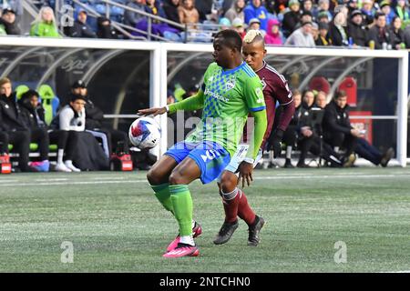 Seattle, WA, États-Unis. 26th févr. 2023. Le défenseur des sirènes de Seattle Nouhou Tolo (5) travaille le ballon pendant le match de football MLS entre le Colorado Rapids et le Seattle Sounders FC au Lumen Field de Seattle, WA. Seattle défait le Colorado 4-0. Steve Faber/CSM/Alamy Live News Banque D'Images