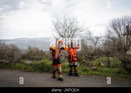 Vila Boa de Ousilhao, Portugal. 21st févr. 2023. Fêtards habillés comme des diables vus pendant la célébration du Carnaval à Vila Boa de Ousilhao. Vila Boa de Ousilhao est un petit village perdu dans les montagnes de Tra-os-Montes (au nord du Portugal) qui conserve la vieille tradition de la célébration du carnaval (Entrudo). Les fêtards portaient des masques de diable faits de bois et errent dans le village à la recherche de plaisir. Crédit : SOPA Images Limited/Alamy Live News Banque D'Images