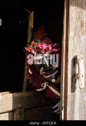 Vila Boa de Ousilhao, Portugal. 21st févr. 2023. Un fêtard habillé comme un diable est vu pendant la célébration du Carnaval à Vila Boa de Ousilhao. Vila Boa de Ousilhao est un petit village perdu dans les montagnes de Tra-os-Montes (au nord du Portugal) qui conserve la vieille tradition de la célébration du carnaval (Entrudo). Les fêtards portaient des masques de diable faits de bois et errent dans le village à la recherche de plaisir. Crédit : SOPA Images Limited/Alamy Live News Banque D'Images
