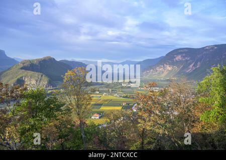 Vue sur Bolzano, Castelfeder, Montan, Tyrol du Sud, Italie Banque D'Images