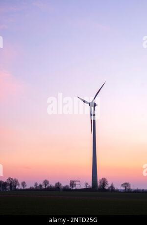 Éolienne contre le ciel de la soirée Banque D'Images