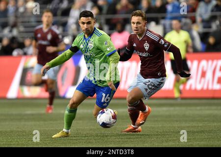 26 février 2023: Le milieu de terrain des sirènes de Seattle Alex Roldan (16) passe le ballon devant le milieu de terrain des rapides du Colorado Sam Nicholson (28) lors du match de football MLS entre le FC des sirènes de Colorado Rapids et de Seattle au Lumen Field à Seattle, WA. Corrige une version antérieure de cette photo avec un titre incorrect. Steve Faber/CSM Banque D'Images