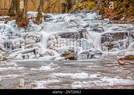 Photos de la chute d'eau de Selke dans les montagnes du Harz d'hiver Banque D'Images