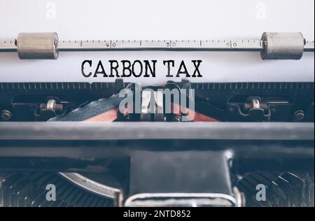 Close-up de mots écrits sur la taxe carbone vintage typewriter Banque D'Images