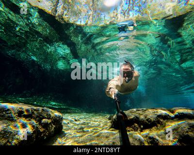 Selfies sous-marins à Silver Glen Springs en Floride Banque D'Images