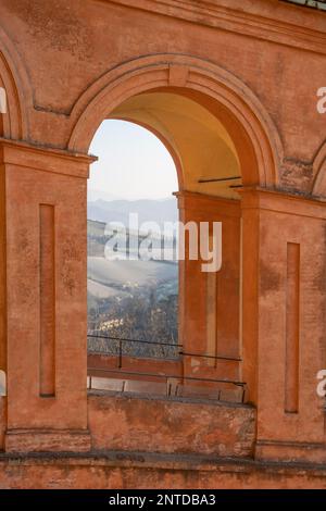 Vue à travers l'arcade, Portico di San Luca, Santuario della Madonna di San Luca, Bologne, Émilie-Romagne, Italie Banque D'Images