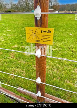 Panneau d'avertissement sur la clôture électrique dans la zone des loups Kirchhellen, Bottrop, Rhénanie-du-Nord-Westphalie, Allemagne Banque D'Images