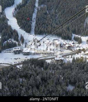 Téléphérique Alba-Col dei Rossi, Val di Fassa, Dolomites, Italie Banque D'Images