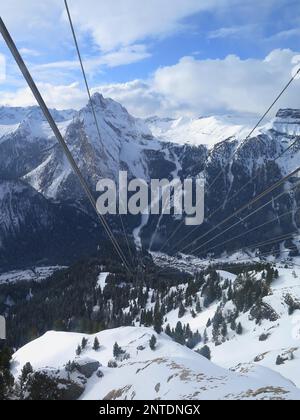 Téléphérique Alba-Col dei Rossi, Val di Fassa, Dolomites, Italie Banque D'Images