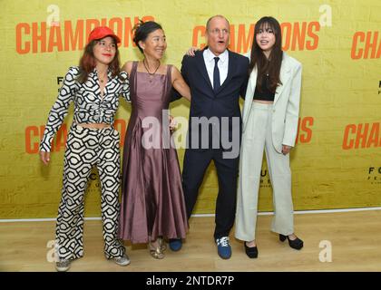 Woody Harrelson avec sa femme Laura Louie et ses filles Banque D'Images