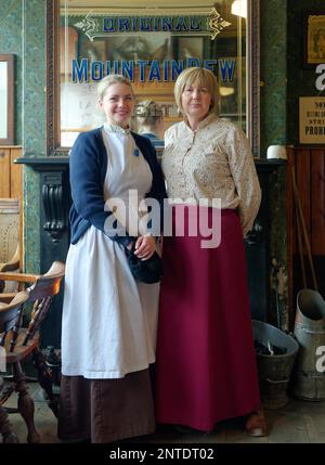 STANLEY, COMTÉ DE DURHAM/Royaume-Uni - JANVIER 20 : deux femmes à l'intérieur d'une ancienne maison publique au musée en plein air du nord de l'Angleterre, à Stanley, comté de Durham, Ontario Banque D'Images