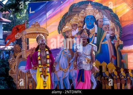 Artistes de théâtre dans une procession de festival vêtus comme lord Vishnu et Arjunan à Thrissur ou Trichur, Kerala, Inde, Asie Banque D'Images