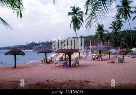 Kovalam, des étendues de plage de sable doré, bordées de cocotiers, très proche de la capitale Thiruvananthapuram, Kerala, Inde, Asie Banque D'Images