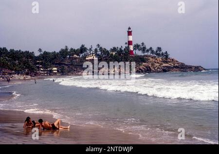 Kovalam, des étendues de plage de sable doré, bordées de cocotiers, très proche de la capitale Thiruvananthapuram, Kerala, Inde, Asie Banque D'Images