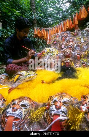 Fabrication du masque pulikali à Thrissur Trichur Kerala, Inde du Sud, Inde, Asie Banque D'Images