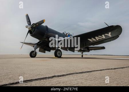 Matthew Nightingale, pilote du musée planes of Fame, présente un Corsair de la deuxième Guerre mondiale (Seconde Guerre mondiale) F4U sur la Marine corps Air Station Miramar, Californie, le 16 février 2023. Le Corsair a atterri à la suite d'un survol des funérailles pour les États-Unis à la retraite John H. Tashjian, corps maritime, qui a pris l'avion en photo pendant la Seconde Guerre mondiale. Tashjian, de Fresno, en Californie, s'est enrôlé dans la Marine le 9 décembre 1941, deux jours seulement après le bombardement de Pearl Harbor. En 1943, il est transféré aux États-Unis Marine corps sera un pilote de chasse, servant deux tours pendant la Seconde Guerre mondiale dans les îles Marshall et Gilbert. L'américain f Banque D'Images