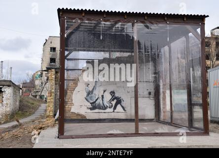 Borodyanka, Ukraine. 26th févr. 2023. Le travail de l'artiste anglais Banksy est vu sur un mur détruit, après que la Fédération de Russie a attaqué la ville de Borodyanka, les autorités ont décidé de sauver le travail de Banksy et maintenant ils sont protégés par le système de garde. Crédit : SOPA Images Limited/Alamy Live News Banque D'Images