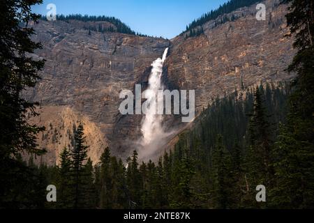 2nd plus grande chute d'eau au Canada Takakkaw tombe le jour d'été ensoleillé. Banque D'Images