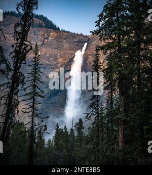 2nd plus grande chute d'eau au Canada Takakkaw tombe le jour d'été ensoleillé. Banque D'Images