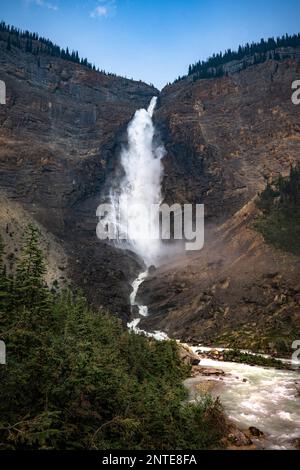 2nd plus grande chute d'eau au Canada Takakkaw tombe le jour d'été ensoleillé. Banque D'Images