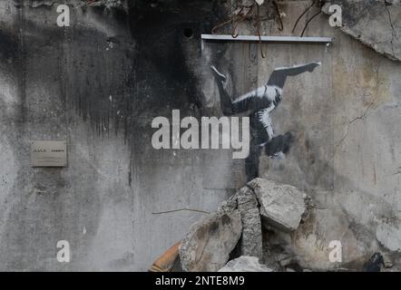 Borodyanka, Ukraine. 26th févr. 2023. Le travail de l'artiste anglais Banksy est vu sur un mur détruit, après que la Fédération de Russie a attaqué la ville de Borodyanka, les autorités ont décidé de sauver le travail de Banksy et maintenant ils sont protégés par le système de garde. Crédit : SOPA Images Limited/Alamy Live News Banque D'Images