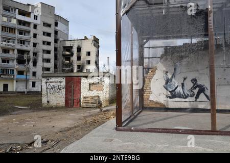 Borodyanka, Ukraine. 26th févr. 2023. Le travail de l'artiste anglais Banksy est vu sur un mur détruit, après que la Fédération de Russie a attaqué la ville de Borodyanka, les autorités ont décidé de sauver le travail de Banksy et maintenant ils sont protégés par le système de garde. (Photo de Maksym Polischchuk/SOPA Images/Sipa USA) crédit: SIPA USA/Alay Live News Banque D'Images
