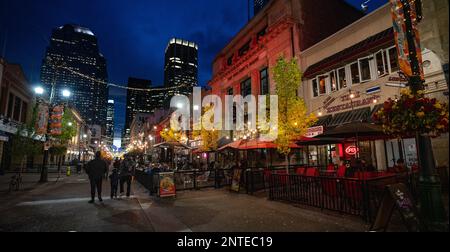 Vie nocturne sur Stephen Avenue à Calgary Alberta Banque D'Images