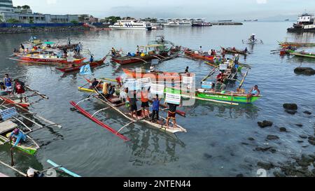 Pasay, Philippines. 28th février 2023. Des groupes de pêcheurs de Cavite, Las Pinas, Paranaque, Navotas et Bulacan ont manifesté une protestation fluviale contre les différents projets de remise en état de la baie de Manille qui affectent les moyens de subsistance des communautés de pêcheurs autour de la baie. (Credit image: © Sherbien Dacalanio/Alamy Live News) Banque D'Images