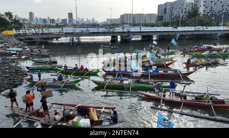 Pasay, Philippines. 28th février 2023. Des groupes de pêcheurs de Cavite, Las Pinas, Paranaque, Navotas et Bulacan ont manifesté une protestation fluviale contre les différents projets de remise en état de la baie de Manille qui affectent les moyens de subsistance des communautés de pêcheurs autour de la baie. (Credit image: © Sherbien Dacalanio/Alamy Live News) Banque D'Images