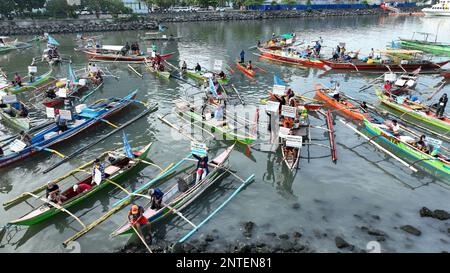 Pasay, Philippines. 28th février 2023. Des groupes de pêcheurs de Cavite, Las Pinas, Paranaque, Navotas et Bulacan ont manifesté une protestation fluviale contre les différents projets de remise en état de la baie de Manille qui affectent les moyens de subsistance des communautés de pêcheurs autour de la baie. (Credit image: © Sherbien Dacalanio/Alamy Live News) Banque D'Images