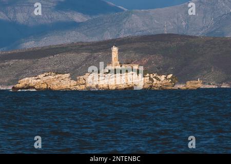 Vue de Peristères Kaparelli Phare phare phare sur une île dans la mer Ionienne, Grèce, vue du village de Kassiopi, île de Corfou, avec l'Albanie la Banque D'Images