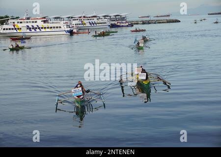 Pasay, Philippines. 28th février 2023. Des groupes de pêcheurs de Cavite, Las Pinas, Paranaque, Navotas et Bulacan ont manifesté une protestation fluviale contre les différents projets de remise en état de la baie de Manille qui affectent les moyens de subsistance des communautés de pêcheurs autour de la baie. (Credit image: © Sherbien Dacalanio/Alamy Live News) Banque D'Images