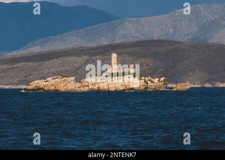 Vue de Peristères Kaparelli Phare phare phare sur une île dans la mer Ionienne, Grèce, vue du village de Kassiopi, île de Corfou, avec l'Albanie la Banque D'Images