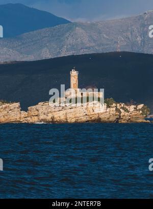 Vue de Peristères Kaparelli Phare phare phare sur une île dans la mer Ionienne, Grèce, vue du village de Kassiopi, île de Corfou, avec l'Albanie la Banque D'Images