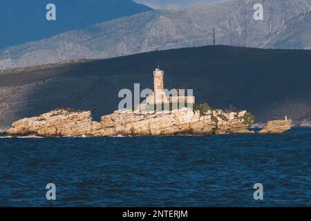 Vue de Peristères Kaparelli Phare phare phare sur une île dans la mer Ionienne, Grèce, vue du village de Kassiopi, île de Corfou, avec l'Albanie la Banque D'Images