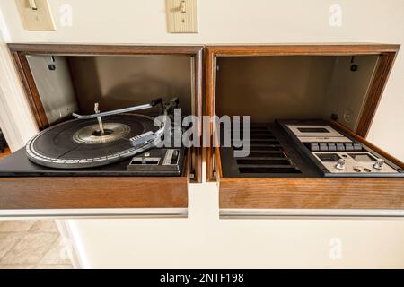 Un lecteur de disques et une platine cassette intégrés au mur. Cette maison a depuis été démolie Banque D'Images