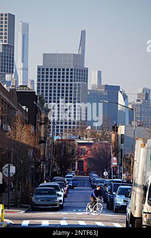 New York, États-Unis. 26th févr. 2023. Un cycliste traverse Greenpoint Brooklyn, avec Midtown Manhattan en arrière-plan. Il n'y a pas de meilleur moyen d'explorer la métropole américaine. (À dpa-Korr 'Ode au deux-roues - Pourquoi peu est plus beau que le vélo à New York") Credit: Benno Schwinghammer/dpa/Alay Live News Banque D'Images