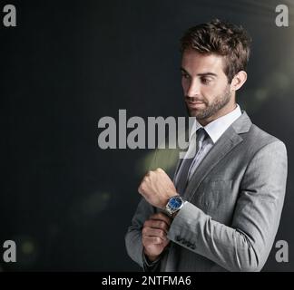 Il prend son style d'affaires au sérieux. Photo studio d'un jeune homme d'affaires confiant sur fond noir. Banque D'Images